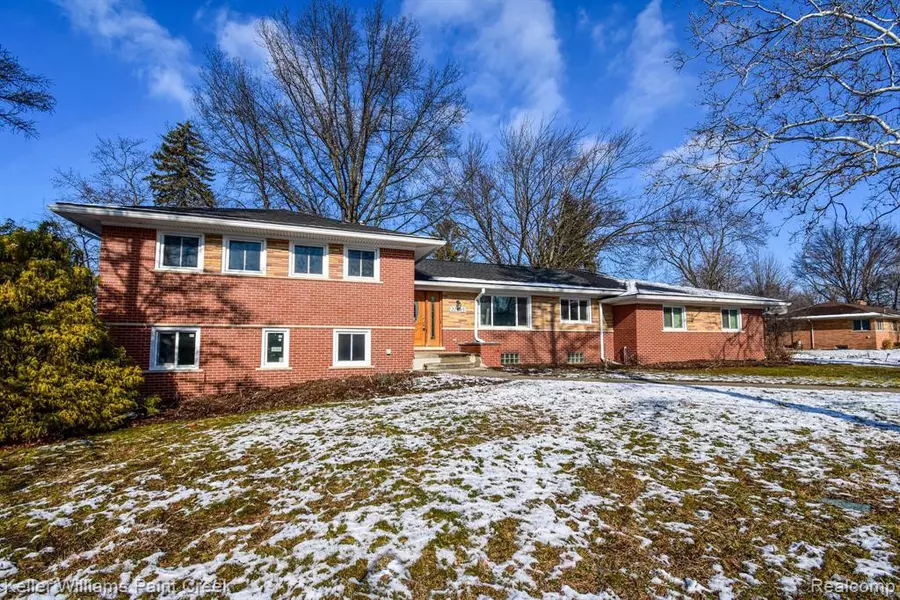 27605 Morningside Plaza, Lathrup Village, MI 48076