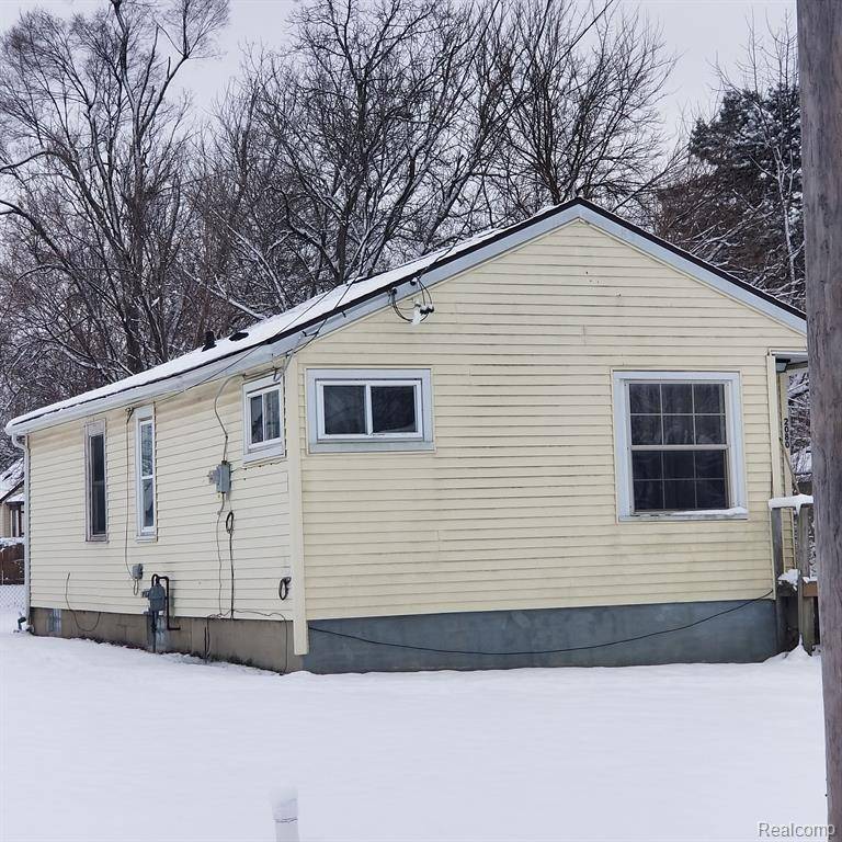 2080 E SCHUMACHER Street, Burton, MI 48529