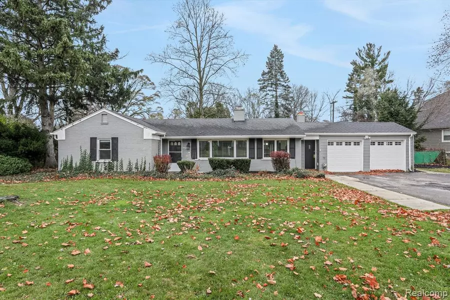 16239 Marguerite Street, Beverly Hills, MI 48025