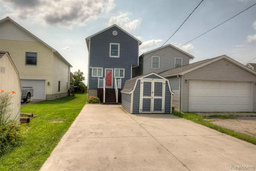 6988 LAKESHORE Drive, Newport, MI 48166