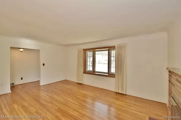 Beverly Hills, MI 48025,16211 LAUDERDALE Avenue