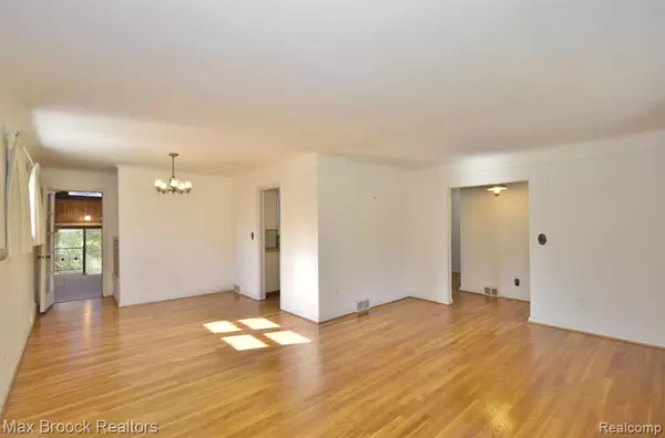 Beverly Hills, MI 48025,16211 LAUDERDALE Avenue