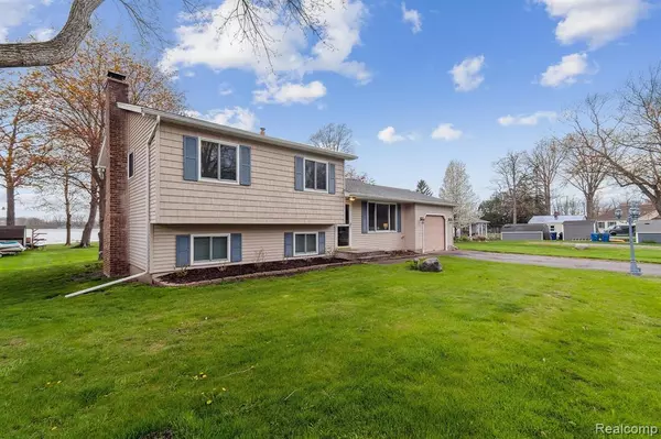 14110 EASTVIEW Drive, Fenton, MI 48430