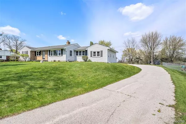 1552 Oregon Road, Lapeer, MI 48446