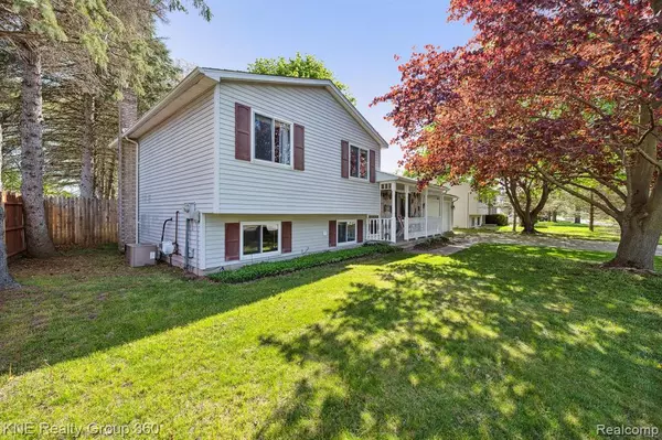 Perry, MI 48872,325 OAKWOOD Lane