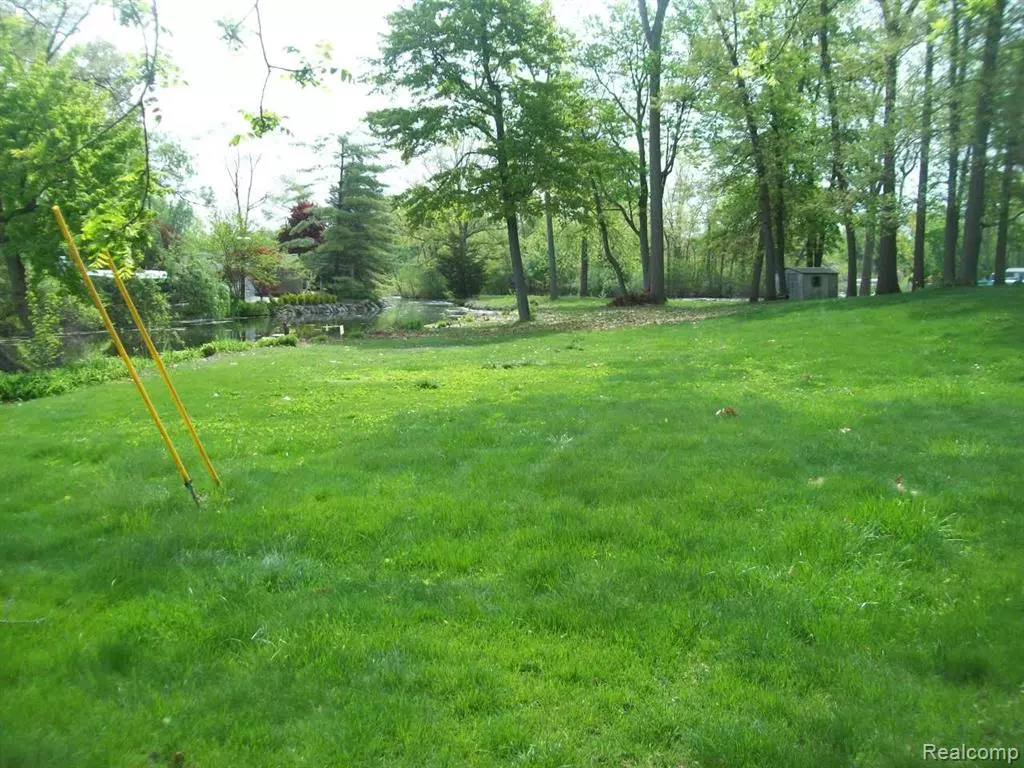 Wolverine Lake, MI 48390,00 SOLANO Drive