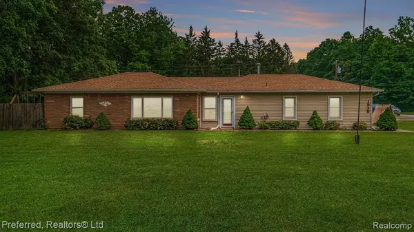 1538 Oakville Waltz Road, New Boston, MI 48164