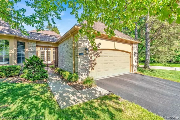 Beverly Hills, MI 48025,22218 VILLAGE PINES Drive