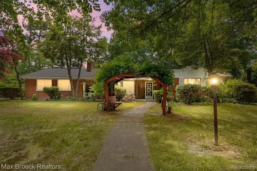19321 DEVONSHIRE Street, Beverly Hills, MI 48025