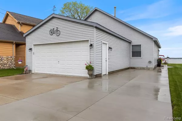Houghton Lake, MI 48629,423 OLD TRAIL Drive