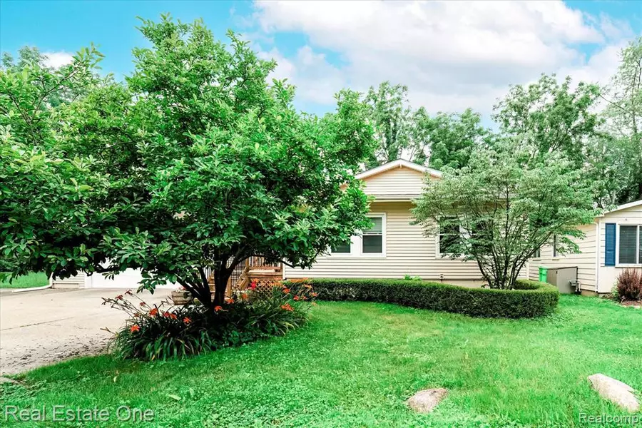 2220 WILLOW BEACH Street, Keego Harbor, MI 48320