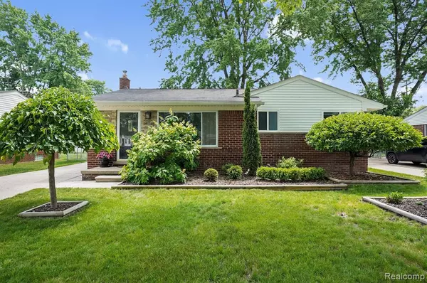 18348 Woodbine, Fraser, MI 48026