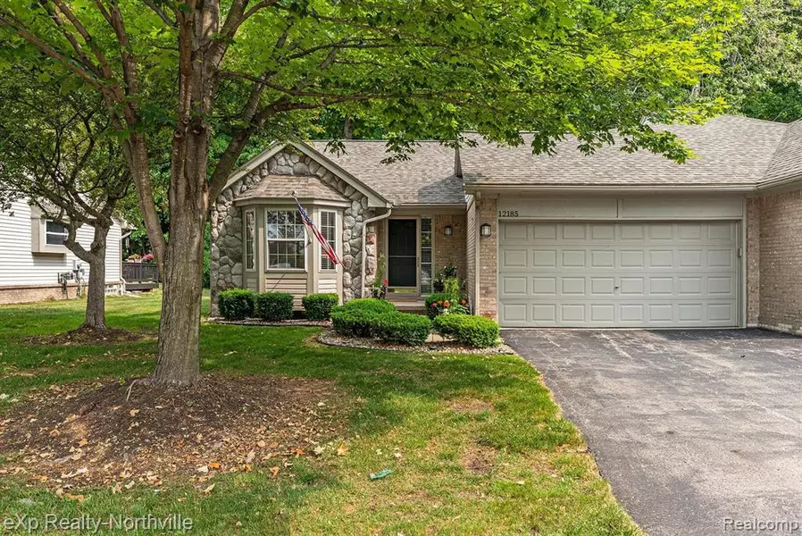 12185 HICKORY W, Utica, MI 48315