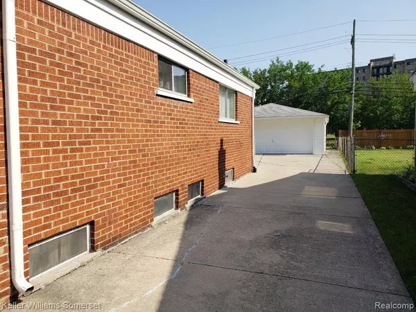 Madison Heights, MI 48071,1574 CONNIE Avenue