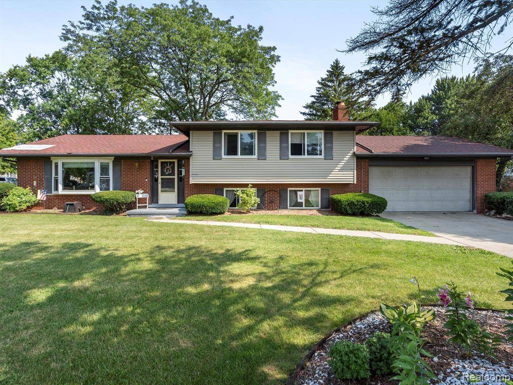 2111 E HILL Road, Grand Blanc, MI 48439