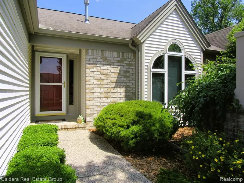 5627 CORTLAND Circle, Bay City, MI 48706