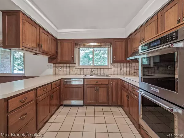 Beverly Hills, MI 48025,20135 ELWOOD Street