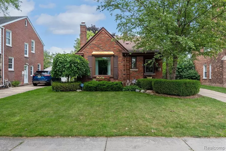 1910 LENNON Street, Grosse Pointe Woods, MI 48236