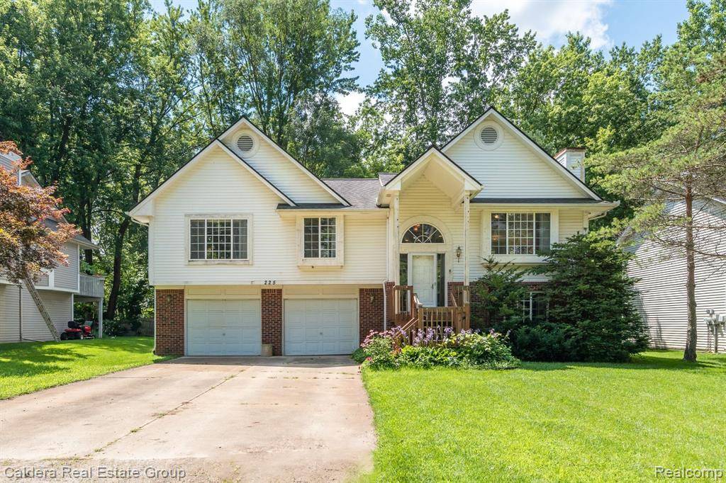 225 TAMWORTH Court, Commerce Twp, MI 48382