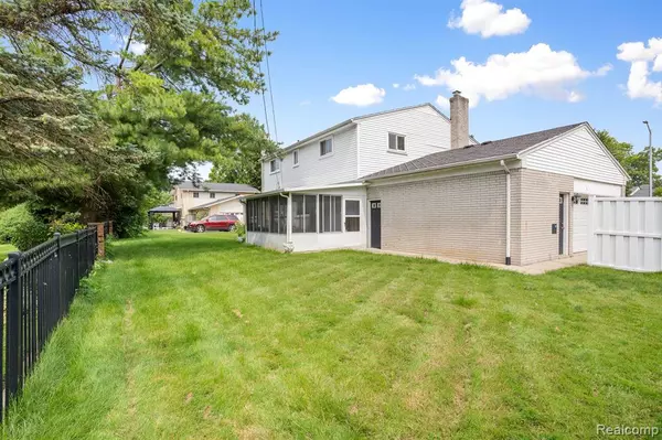 Grosse Pointe Woods, MI 48236,855 AVON Court