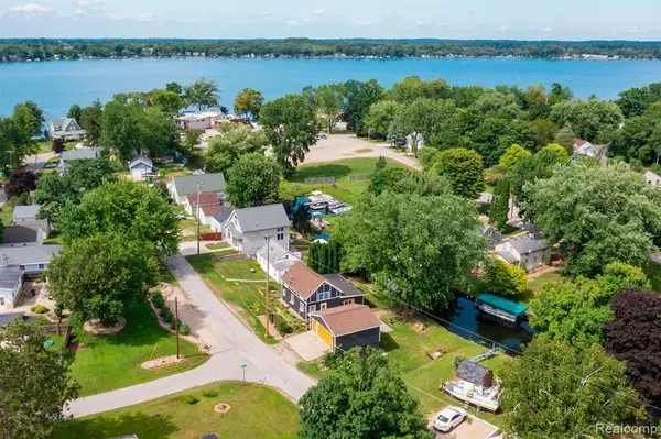 121 CANAL Drive, Brooklyn, MI 49230