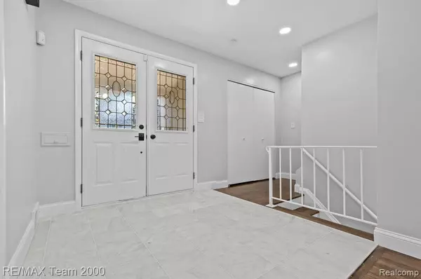 Grosse Pointe Woods, MI 48236,1074 BLAIRMOOR CT Court