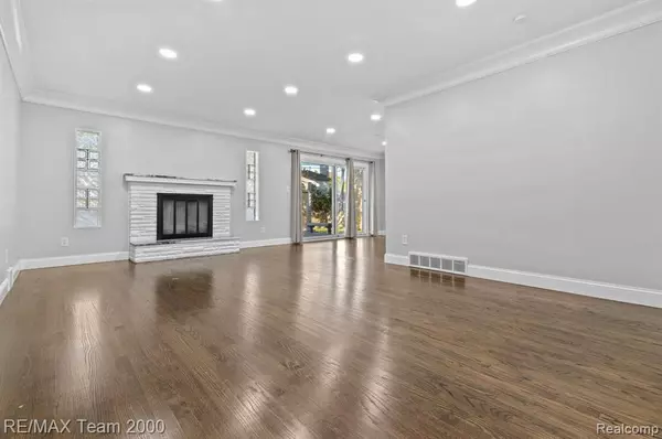 Grosse Pointe Woods, MI 48236,1074 BLAIRMOOR CT Court