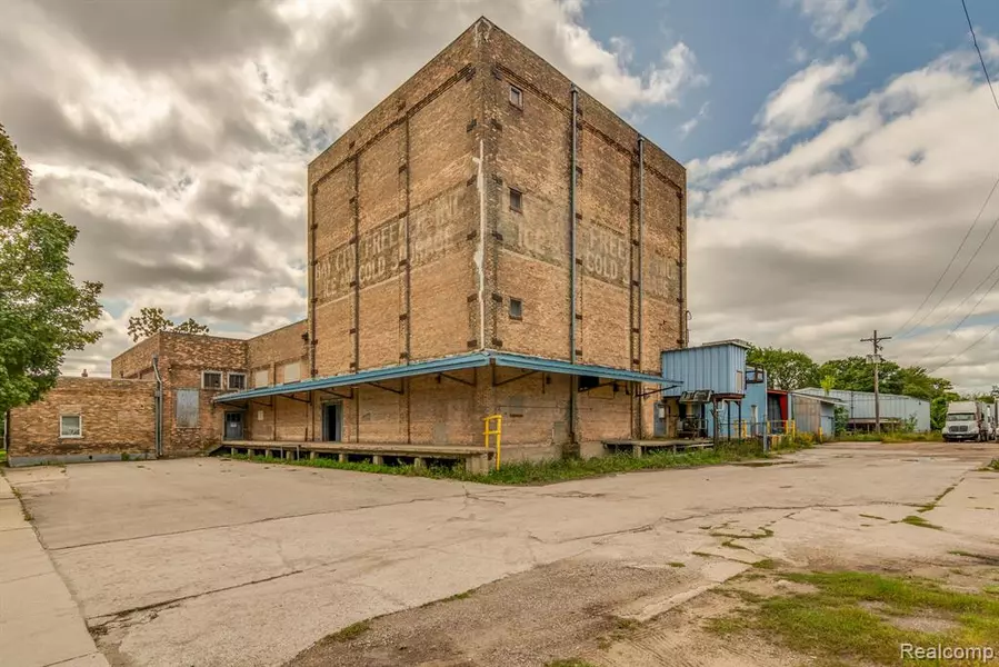 1215 N JOHNSON St, Bay City, MI 48708