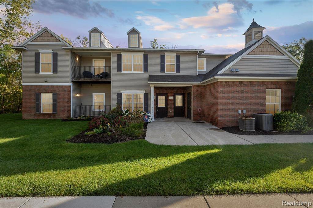 910 EAGLE Drive, Fenton, MI 48430