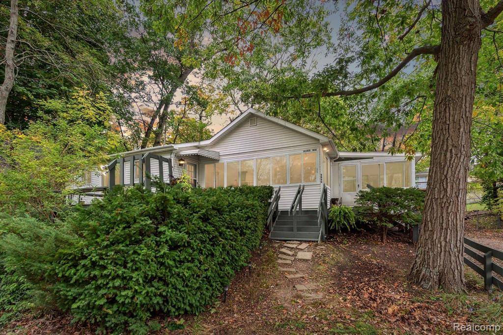 5630 Glen Echo Drive, Howell, MI 48843
