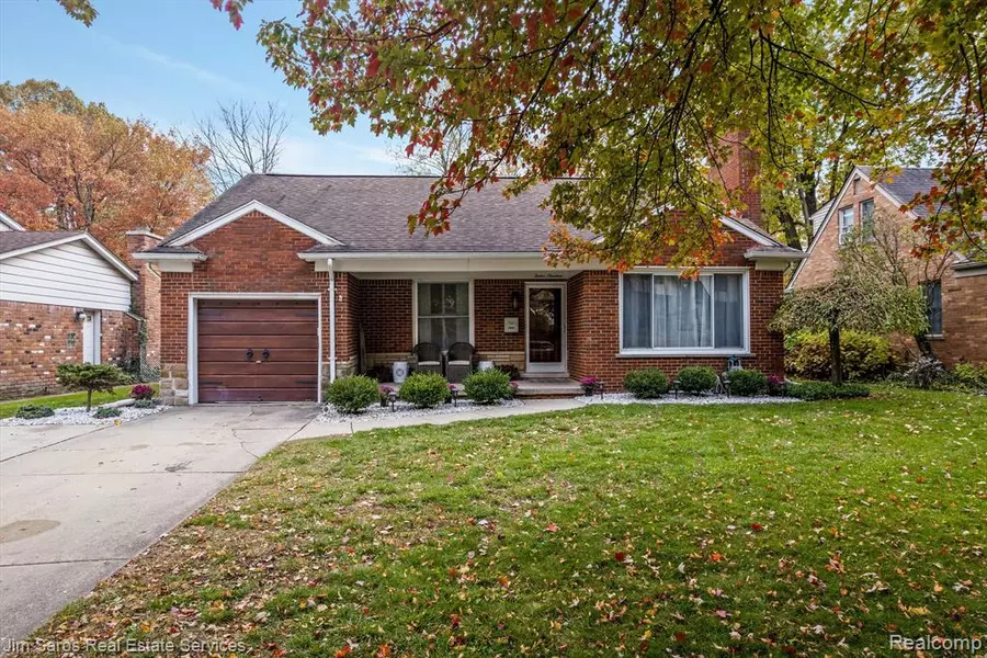 1219 HAWTHORNE Road, Grosse Pointe Woods, MI 48236