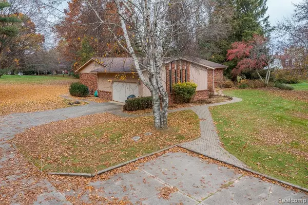 Brighton, MI 48114,11221 Meadowood Drive