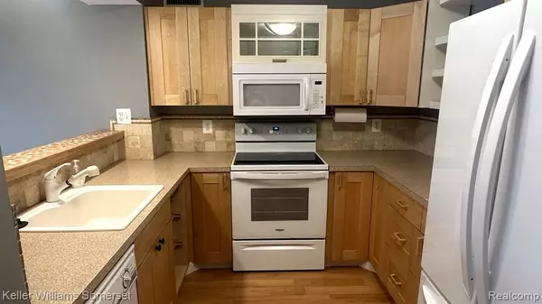 Auburn Hills, MI 48326,902 CHESTNUT HILL Drive