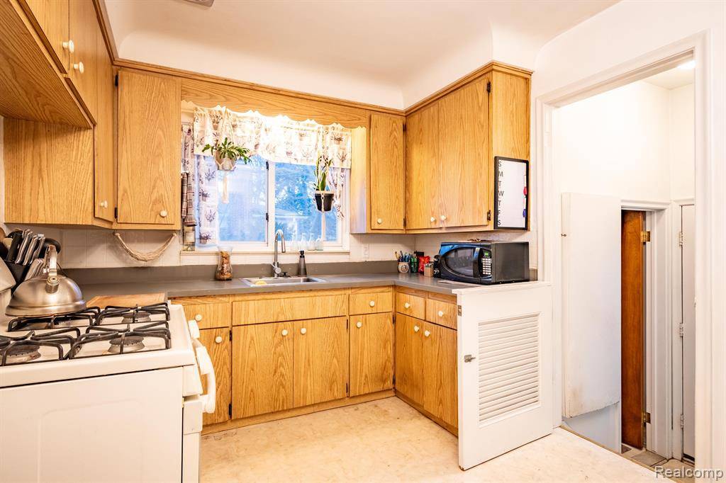 Roseville, MI 48066,29640 DEMBS Drive