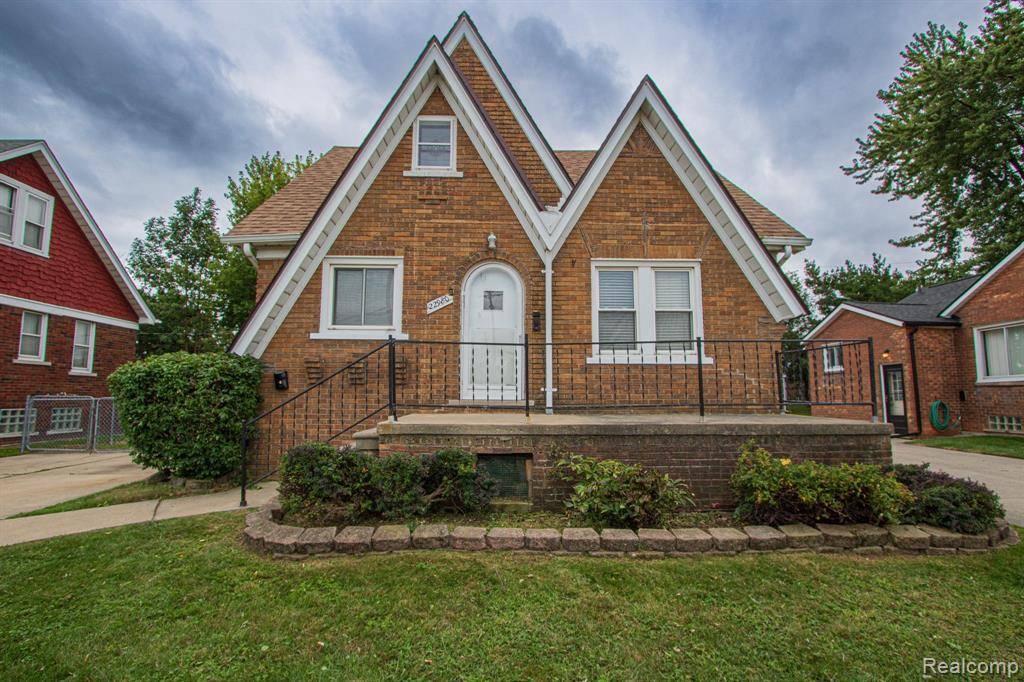 22980 PLEASANT Street, Saint Clair Shores, MI 48080