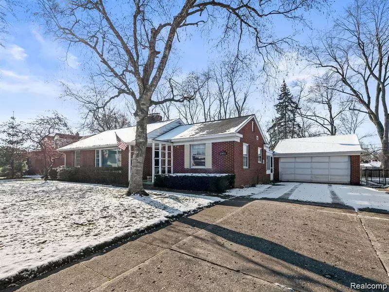 2000 WOODLAND Avenue, Sylvan Lake, MI 48320