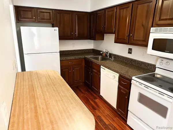Farmington Hills, MI 48334,30515 W 14 MILE Road