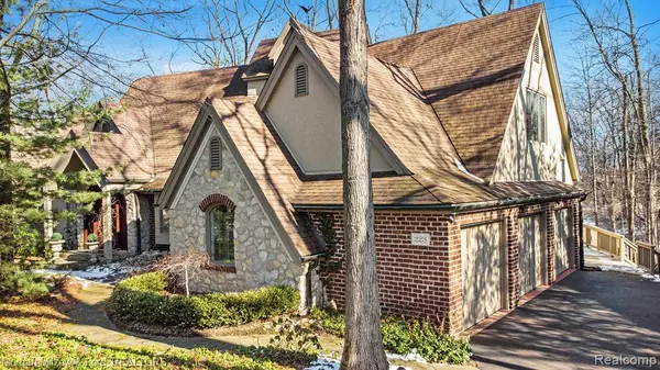 Lake Orion, MI 48362,223 KIRKSWAY Lane
