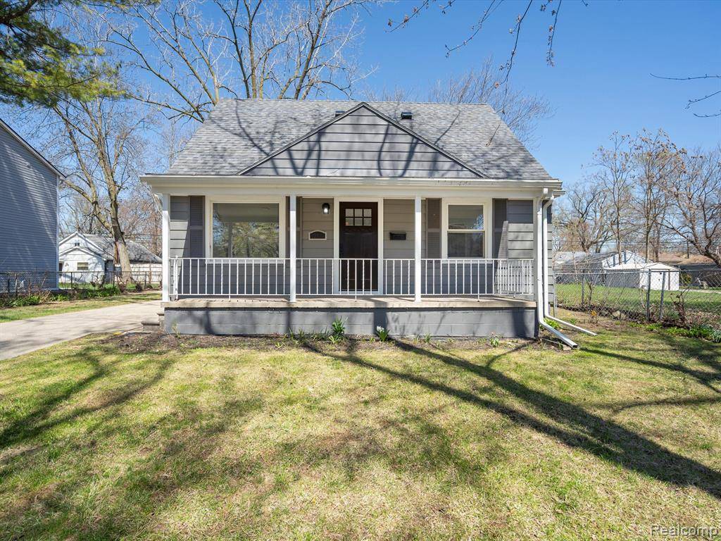 390 W BERNHARD Avenue, Hazel Park, MI 48030
