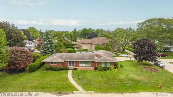 Grosse Pointe Shores, MI 48236,60 MOORLAND Drive
