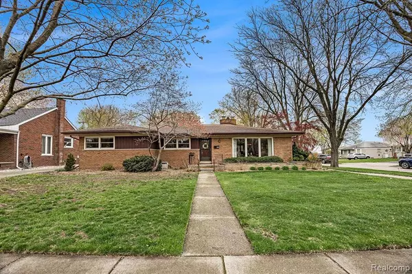 Mount Clemens, MI 48043,206 ESPLANADE Street