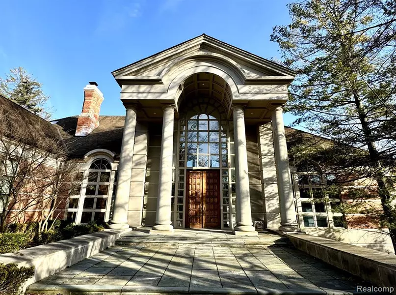 5261 N BAY Drive, Orchard Lake Village, MI 48324