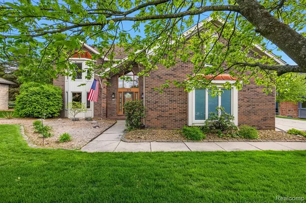 Lake Orion, MI 48362,978 RIVER VALLEY Drive