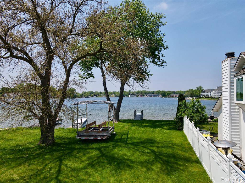 Waterford, MI 48328,1384 Rossdale