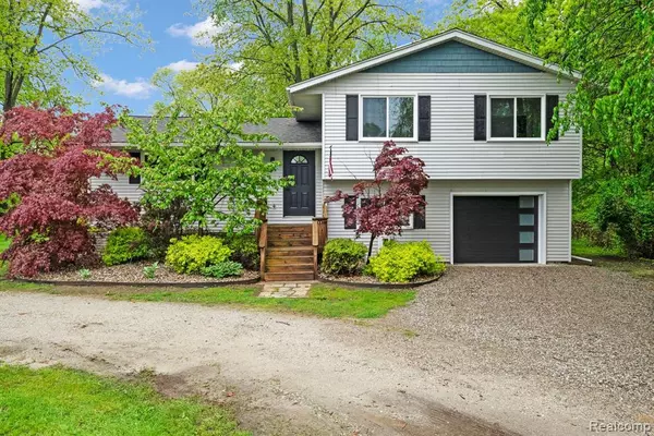 5851 LAKESHORE Road, Fort Gratiot, MI 48059