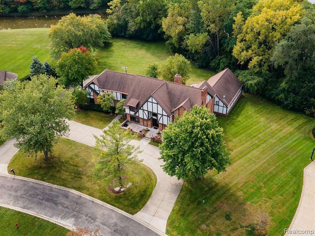 Bloomfield Hills, MI 48304,218 CHARING CROSS Court