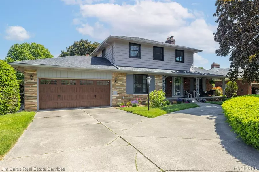 80 CRESTWOOD Drive, Grosse Pointe Shores, MI 48236
