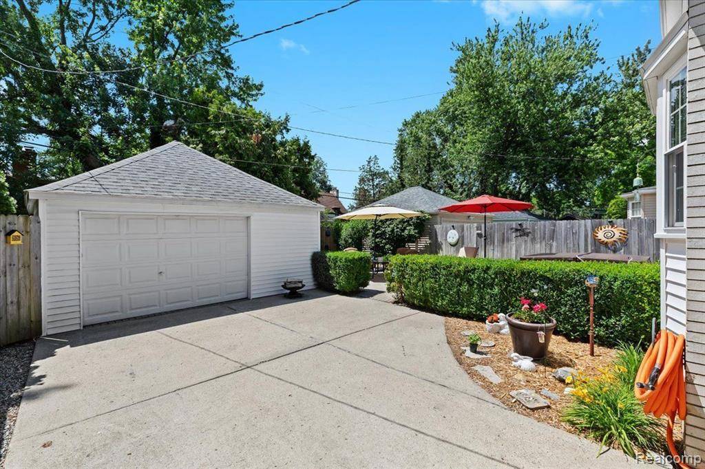 Grosse Pointe Farms, MI 48236,181 MCKINLEY Avenue