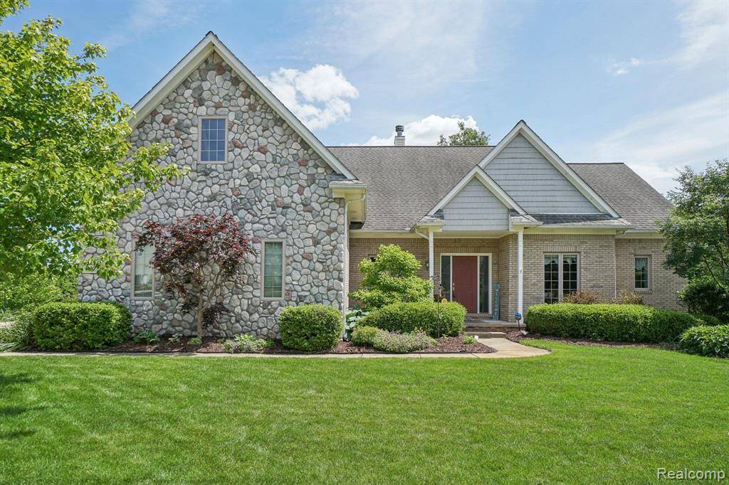 627 OLIVIA Drive, Milford, MI 48381