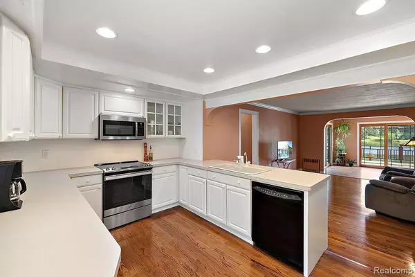 Lake Orion, MI 48362,455 SHADY OAKS Street